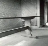 Ett bord i ett rum i Mjödehult.