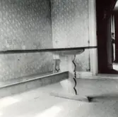 Ett bord i ett rum i Mjödehult.