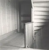 En trappavsats och trappa i en byggnad i Mjödehult.