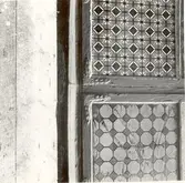 Trappgavelshuset. Detalj av fönstret med beslag.
å n.b mot valvet.
Foto:K.G Petersson 1961