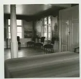 Harbergska gården, societetsalongen, sydöstra hörnet, med väggmålningar av Axel Roth.


Harbergska gården är ett byggnadsminne som ligger i Pataholm, Mönsterås kommun. Det är en köpmansgård som troligen är uppförd på 1840-talet. Gården är timrad i två våningar under tegeltak och har locklistpanel. I bottenvåningen finns inredning från 1880-talet, då huset användes för bad- och brunnsverksamhet.