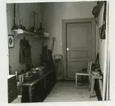 Hullgrenska gården. Hall utanför norra köket med dörr mot yttre trapphus.

Hullgrenska gården är en gammal byggnadsminnesmärkt köpmansgård som ligger i Pataholm, Mönsterås kommun. Gården byggdes av handlaren C J Hullgren kring 1800-talets mitt. Det stora bostadshuset är i empirkaraktär och byggt i vinkel med inkörsport i undervåningen. Husets interiör förändrades under 1860-1870-talen då dekorativa målningar utfördes av marinmålaren Oscar Hullgren.

(Hämtat från Wikipedia)