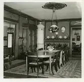 Harbergska gården, matsalen mot nordväst.


Harbergska gården är ett byggnadsminne som ligger i Pataholm, Mönsterås kommun. Det är en köpmansgård som troligen är uppförd på 1840-talet. Gården är timrad i två våningar under tegeltak och har locklistpanel. I bottenvåningen finns inredning från 1880-talet, då huset användes för bad- och brunnsverksamhet.