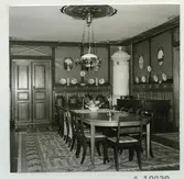 Harbergska gården, matsalen mot sydost.


Harbergska gården är ett byggnadsminne som ligger i Pataholm, Mönsterås kommun. Det är en köpmansgård som troligen är uppförd på 1840-talet. Gården är timrad i två våningar under tegeltak och har locklistpanel. I bottenvåningen finns inredning från 1880-talet, då huset användes för bad- och brunnsverksamhet.