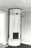 Kakelugn i brunt, blått och gult på nedre botten i en fastighet. Huset revs 1971.