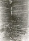 Målning på timret upptäckt vid reparationsarbete i Dahmska huset 1941. Nedre våningen, hörnrummet. Fragment från rummets hörn mot S. Långgatan o. V. Sjögatan. Se uppmätning, akvarellavbildning och färgprov 1941.