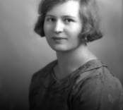 Ateljébild på en kvinna i blus. Enligt Walter Olsons journal är bilden beställd av fröken Agnes Johansson ifrån Haraldsmåla.