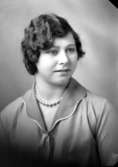 Ateljébild på en kvinna med halsband. Enligt Walter Olsons journal är bilden beställd av Gunhild Larsson.