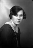 Ateljébild på en kvinna i halsband och jumper. Enligt Walter Olsons journal är bilden beställd av fröken Kerstin Schierlund.