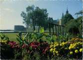 Kalmar slott i bakgrunden och blommor ifrån Kalmar stadspark i förgrunden.