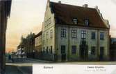 Dahmska huset uppfördes 1666, året tillstyrkt vid portalen, för fortifikationskapten A. O. Bergh. Namnet härrör från pedagogen O.E.L. Dahm som köpte gården 1847.