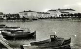 Kalmar högre läroverk (senare Stagneliusskolan) och fritidsbåtar på Kvarnholmen.