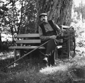 Västra Tunhem, August Borg. Rökpaus i uppröjningsarbete efter ovädret 9 augusti 1960