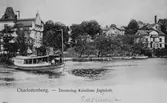 Passagerarångfartyget s/s Jarl utanför Charlottenberg, drottning Kristinas jaktslott. S7s Jarl byggdes 1869. Bilden är hämtad från Olsson & Ehrström 