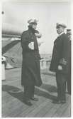 Gustav V i samtal med fartygschefen på pansarskeppet SVERIGE kommendörkapten Adolf Mörner.