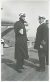 Gustav V i samtal med fartygschefen på pansarskeppet SVERIGE kommendörkapten Adolf Mörner.
