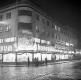 Konsum Alfa Varuhuset. Jubileumsjul. Rochdalefirande. Den 21 december 1844 lades grunden till den kooperativa av 28 vävare i den engelska staden Rochdale. December 1944


