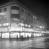 Konsum Alfa Varuhuset. Jubileumsjul. Rochdalefirande. Den 21 december 1844 lades grunden till den kooperativa av 28 vävare i den engelska staden Rochdale. December 1944


