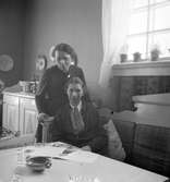 Formgivare och keramiker Maggie Wibom, stående, med systern Helfrid Joachimsson på Lerviks gård. Helfrid och hennes man Carl arrenderade gården under 1930-talet, och under den tiden bodde även Maggie Wibom  där.