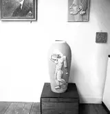 Golvvas av formgivare och skulptör Maggie Wibom på utställning i Konsthallen i Gävle i november 1936. Medutställare var målare Gretha Hansson.