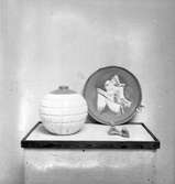 Föremål av formgivare och skulptör Maggie Wibom på utställning i Konsthallen i Gävle i november 1936. Medutställare var målare Gretha Hansson.