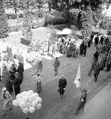 Reportage för Gefle Dagblad. Röda Korsbazar i landshövdingens trädgård på Slottet. Juni 1937