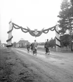 500-årsjubiléet i Gävle. Norra infarten till Strömsbro. Strömsbro skola i bakgrunden. Tornet på Strömsbro kyrka i vänster bildkant.