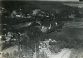 Flygfoto Emsfors bruk (pappersbruk). Översvämning 1935. Samhället med pappersbruket och bostadshus samt Emån.