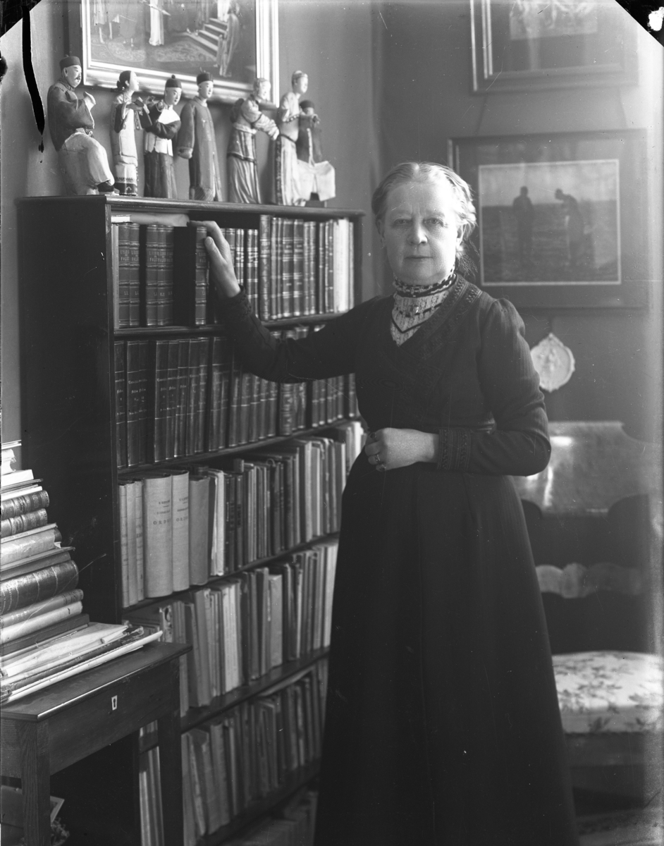 Calla Helena Sundbeck, Miss Valborg Franck in his office, Brahegatan 38 (Franckska gården).