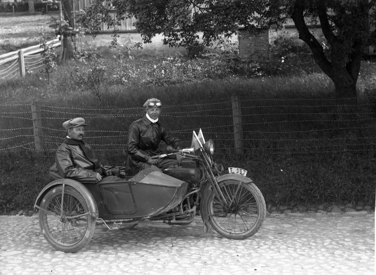Calla Helena Sundbeck, Valter Sterner från Tranås samt okänd man på motorcykel med sidovagn. Parkerade på Brahegatan utanför kv Hjorten 9 i Gränna.
