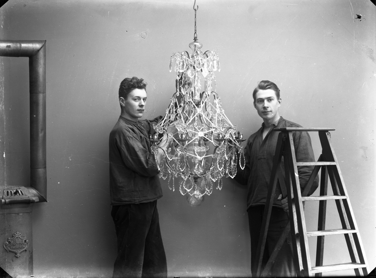 Calla Helena Sundbeck, Härkansson in Boundary with unknown man shows off a crown of crystals.