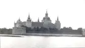 Kalmar slott med Södra tornet (bakom byggnaden, topp syns), Fångetornet, Rödkullatornet (bakom byggnaden, topp syns), Kuretornet (det stora tornet bakom byggnaden) och Kungsmakstornet.