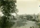 Huvudbyggningen och flyglarna på Kristvalla gamla prästgård i södra Gunnabo.
Till vänster:  