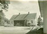 Maltebo gårds huvudbyggad: gårdssidan. Putsat trähus, gult med vita hörn och foder. Uppfört omkring 1865.