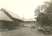 En ladugård i Herrstorp. Till vänster: vagnbod och stall. Till höger: loge. I mitten: fähus.