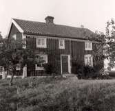 Bostadshus med locklistpanel och trähängränna. Kroka nr 2, Sjövik. Eventuellt att Emil Karlsson var ägare.