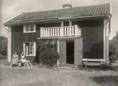 Mangårdsbyggnaden på Smittegården. Farstu och balkong är ej ursprungliga.