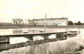 Lindöskolan i Kalmar omkring 1950. Den fristående villan var vaktmästarbostad.