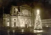 Stortorget med en lysande julgran och domkyrkan i fasadbelysning.