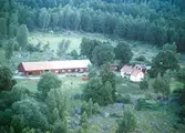 En mangårdsbyggnad och ladugård i Mjösebo.