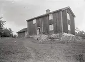 Det äldre boningshuset på Lönneberga (Klockaregården), på 1940-talet nedmonterat och flyttat till hembygdsgården. Tillbyggnaden står kvar på tomten, men flyttad från sitt urpsrungliga läge.
