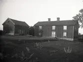 Mangårdsbyggnad och uthus.