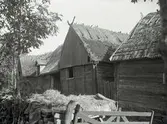 Ladugårdar med trähorn på vindskivan.