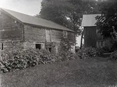 Gårdshus med hög stenfot.