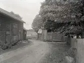 Bygata med lagårdslängor och bodar.