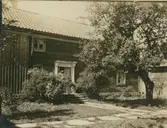 Bostadshus med opanelat liggtimmer.