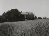 Den gamla, obebodda huvudbyggnaden. Huset är enligt uppgift byggt 1821 och cirka 1884 byggdes övervåningen till. Parstuga med kök i mitten. Manne Hofrén, 1934.