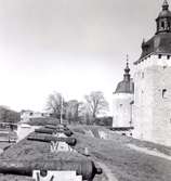 Kalmar slott med kanoner på västra vallen. Kungsmakstornet och Kuretornet syns i bild.