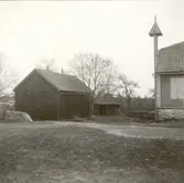 Tunaläns härads tingshus i Ishult. Till vänster arresten.