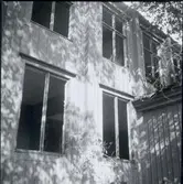 Fönster i thernströmska huset som avslutade Västra Sjögatan. Rivet 1938.